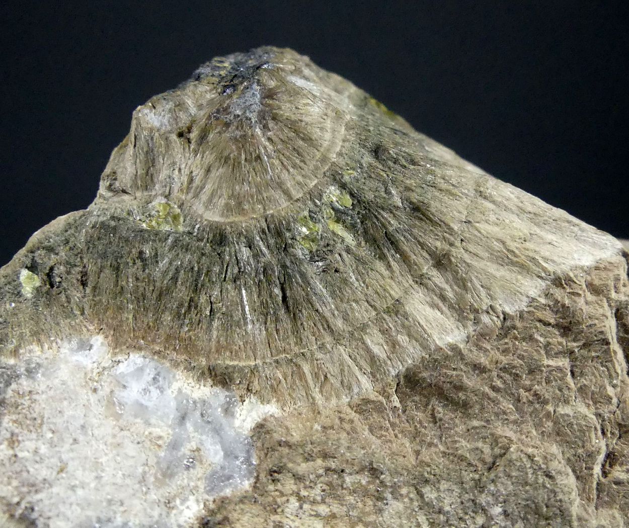 Thumbnail of Đá Bustamite